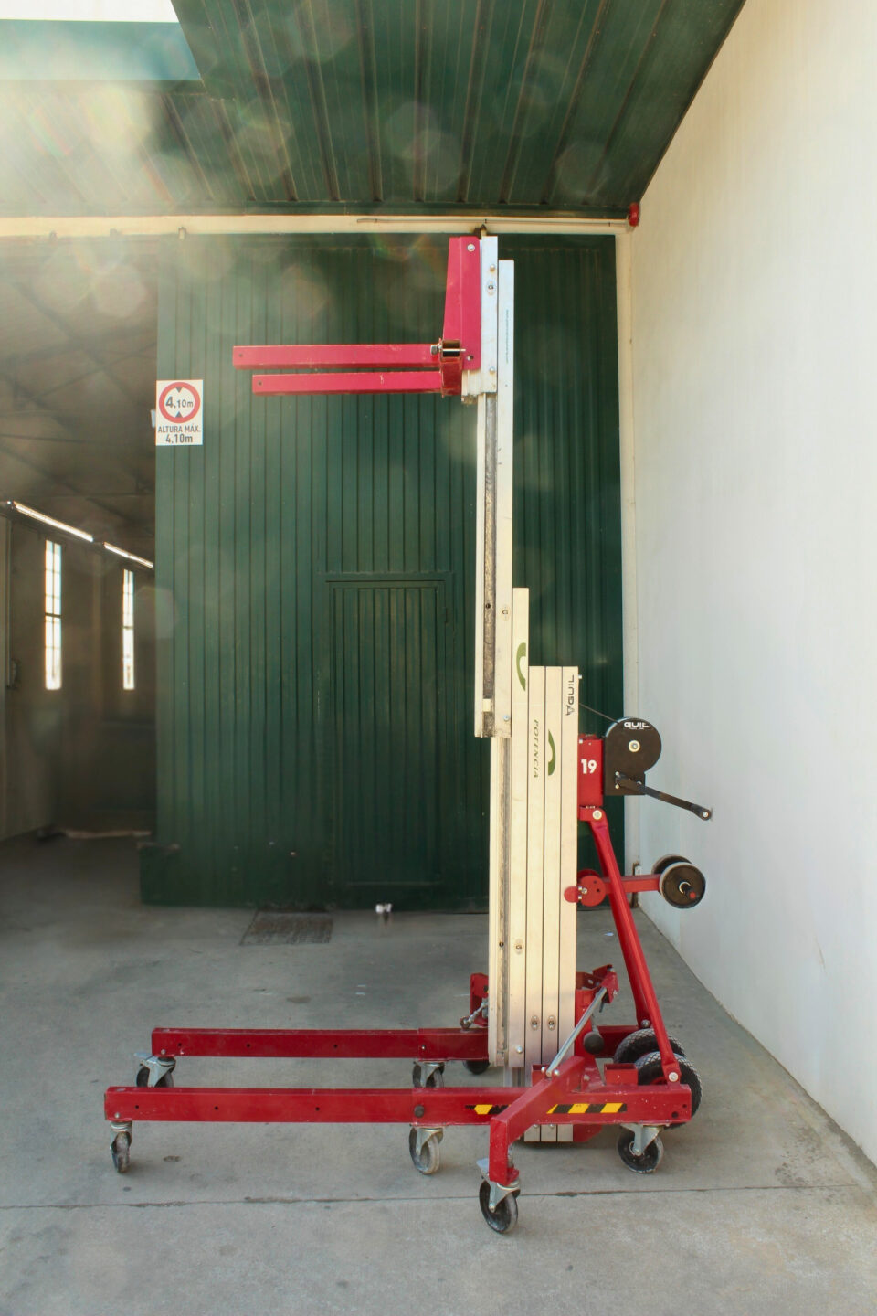 Elevador de Materiales Manual - Alquiler de Maquinaria